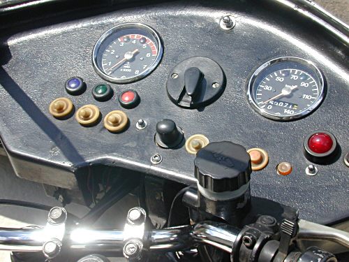 Volkspolizei-Krad: Cockpit mit kleinen Kondomen