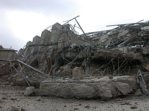 Der Betonriese liegt in Tr�mmern