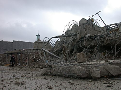 Der Betonriese liegt in Tr�mmern