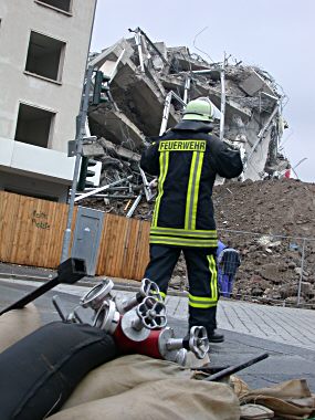 Der Betonriese liegt in Tr�mmern