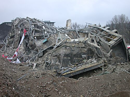 Der Betonriese liegt in Tr�mmern