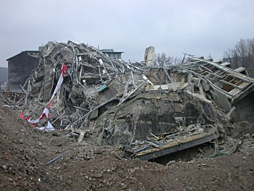 Der Betonriese liegt in Tr�mmern