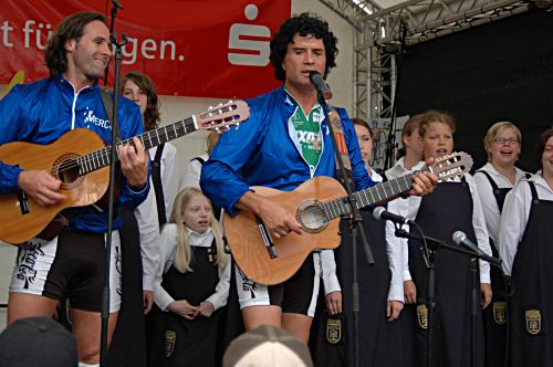 Costa Cordalis singt mit den Volmespatzen