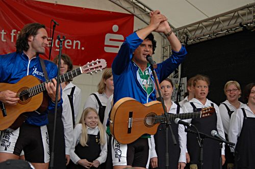 Costa Cordalis singt mit den Volmespatzen